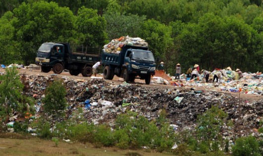 Những xe rác từ thập phương ngùn ngụt đổ về bãi. Do phải đóng phí (60 ngàn 1 xe) nên không ít xe rác khi qua các đồi thông vắng người thì lén lút đổ ở 2 bên đường 