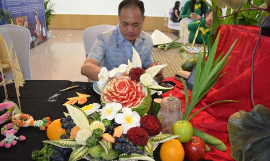 Nghệ nhân Thái Lan  điêu khắc trên trái cây, rau quả và nghệ thuật cắm hoa