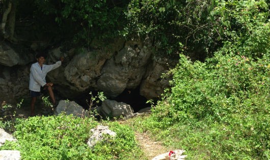 Lão nông Hồ Văn Thể chỉ đường vào hang