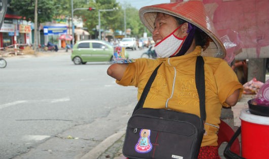 Chị Thuận xa quê đi bán vé số kiếm tiền nuôi con.