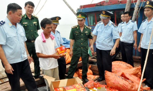 Hải quan Quảng Ninh bắt giữ vụ vận chuyển trên 2 tấn pháo nổ