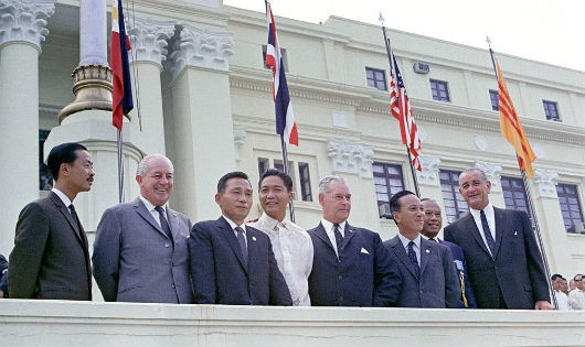 Tổng thống Park Chung-Hee (thứ ba từ trái sang), tại Hội nghị SEATO năm 1966 diễn ra tại Philippines, người biến “giấc mơ” đưa quân sang Việt Nam tham chiến của Lý Thừa Vãn thành sự thật sau 10 năm.

