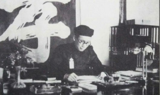  Phạm Quỳnh trong biệt thự Hoa Đường bên sông An Cựu, Huế năm 1945.