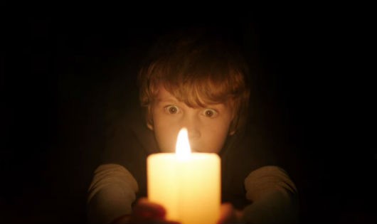 Cậu bé Martin (Gabriel Bateman đóng) thương mẹ vô cùng, dũng cảm sử dụng ánh nến chập chờn để chống lại bóng đen kinh dị.