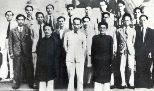 Chính phủ Việt Nam Dân chủ Cộng hòa năm 1946, cụ Nguyễn Văn Tố đứng bên tay phải Bác Hồ