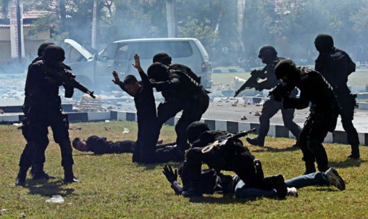 Cảnh sát Indonesia trong một cuộc tập trận chống khủng bố.