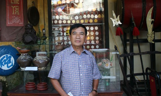 Võ sư Trần Xuân Mẫn trao đổi với PV. 