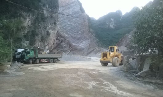  Một mỏ đá đang khai thác.