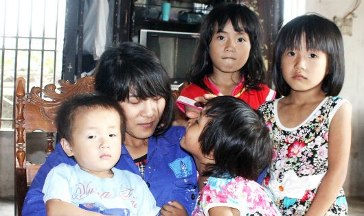 Chị Hồ Thị Xuân 26 tuổi mẹ của 4 đứa con nheo nhóc phải về nương nhờ nhà mẹ đẻ.