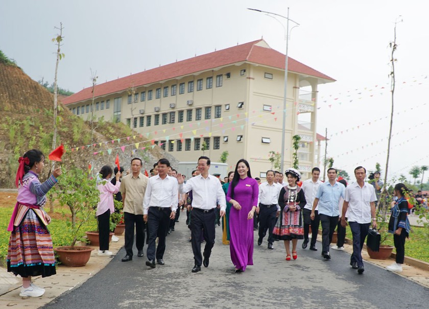 Chủ tịch nước Võ Văn Thưởng cùng đoàn công tác Trung ương đã tới thăm, tặng quà học sinh Trường THPT Dân tộc Nội trú tỉnh Lào Cai.