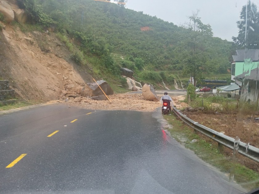 Mưa lớn gây sạt lở nhiều tuyến đường giao thông tại Lào Cai