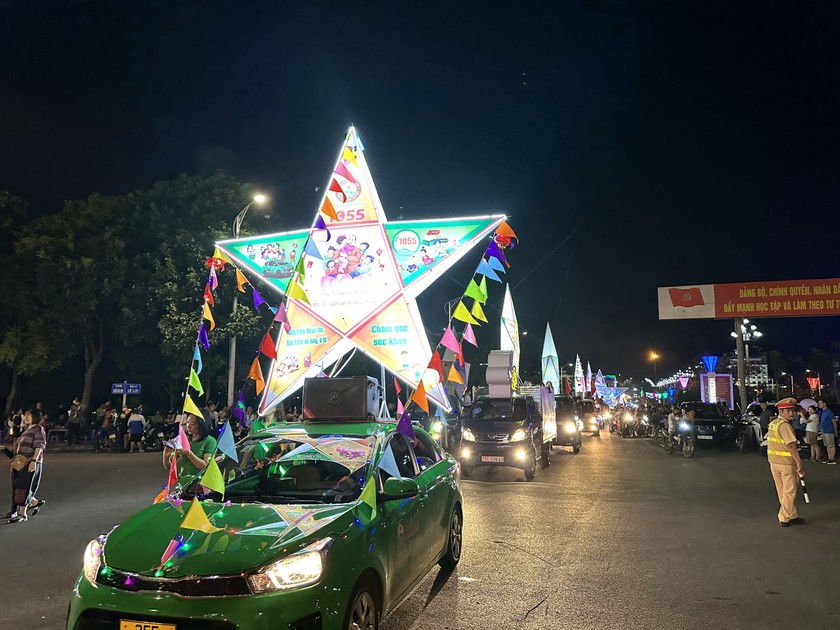 Ấn tượng màn trình diễn diễu hành Đèn ông sao tại Lai Châu