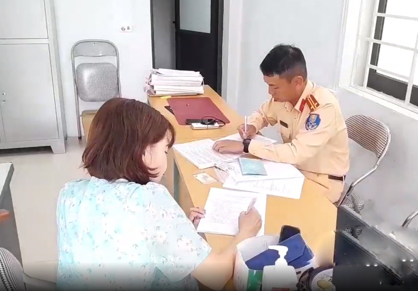 Tước giấy phép lái xe nữ tài xế đi ô tô ngược chiều trên cao tốc Nội Bài - Lào Cai