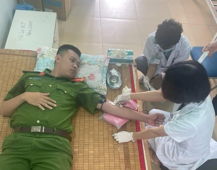 Trung úy Công an hiến máu cứu sống nữ bệnh nhân ở Lào Cai
