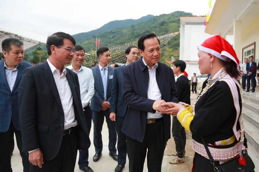 Bộ trưởng Đào Ngọc Dung thăm hỏi, động viên bà con nhân dân xã Phìn Nga, huyện Bát Xát, tỉnh Lào Cai. (Ảnh: dantri.com)
