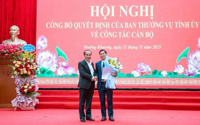 Ông Vũ Xuân Cường, Phó Bí thư Thường trực Tỉnh ủy Lào Cai trao quyết định và tặng hoa chúc mừng ông Nguyễn Trọng Huân.