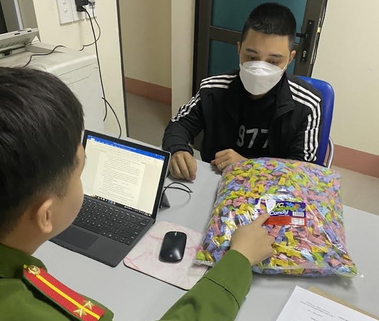 Lào Cai: Ngăn chặn lô hàng kẹo trái cây 7 mầu không rõ nguồn gốc sắp bán cho học sinh