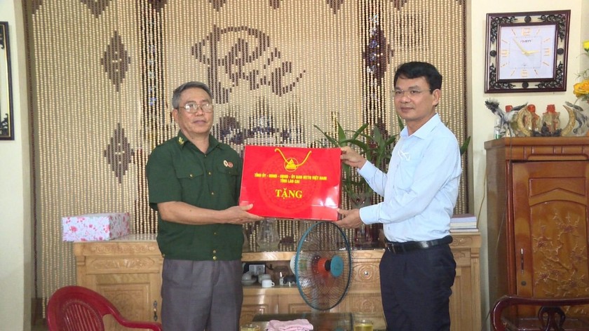Bí thư Tỉnh ủy Lào Cai Đặng Xuân Phong tặng quà cho gia đình người có công trên địa bàn tỉnh.