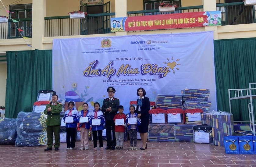  Tuyên truyền pháp luật và tặng quà cho học sinh xã Cán Cấu, huyện Si Ma Cai