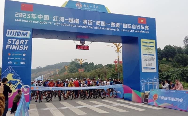 Hơn 600 vận động viên tranh tài Giải đua xe đạp quốc tế “Một đường đua - hai quốc gia” năm 2023