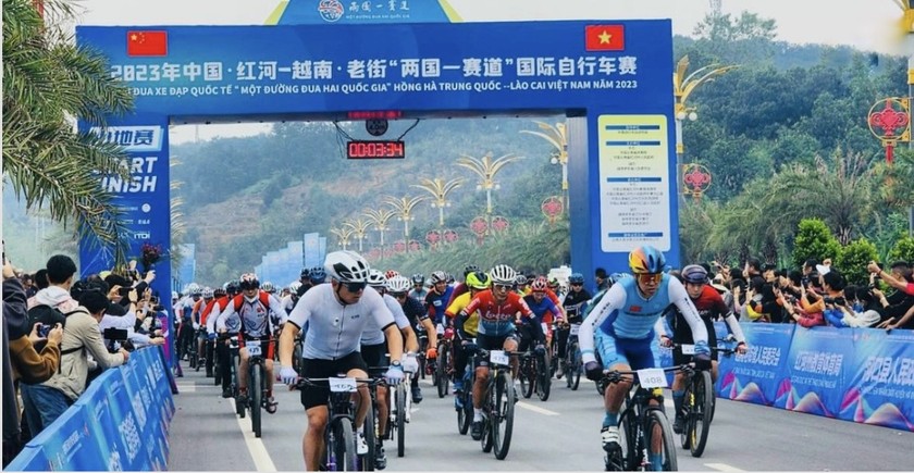 Bế mạc Giải đua xe đạp quốc tế 'Một đường đua - hai quốc gia' 2023