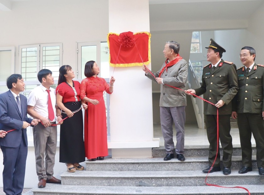 Đại tướng Tô Lâm, Ủy viên Bộ Chính trị, Bộ trưởng Bộ Công an tháo băng gắn biển khánh thành nhà ở bán trú cho học sinh Trường Phổ thông dân tộc bán trú Tiểu học Pa Tần.