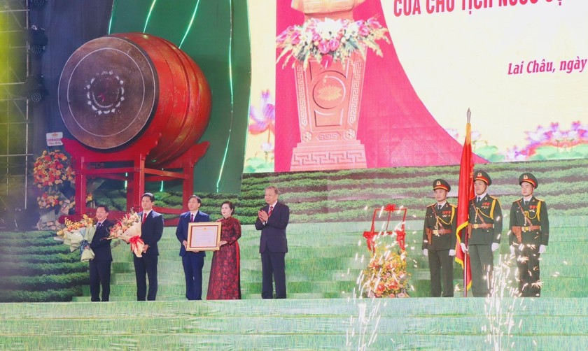 Thừa Ủy quyền của Chủ tịch nước, Bộ trưởng Bộ Công an Tô Lâm trao Huân chương Lao động hạng Nhất cho Đảng bộ, chính quyền và nhân dân tỉnh Lai Châu.