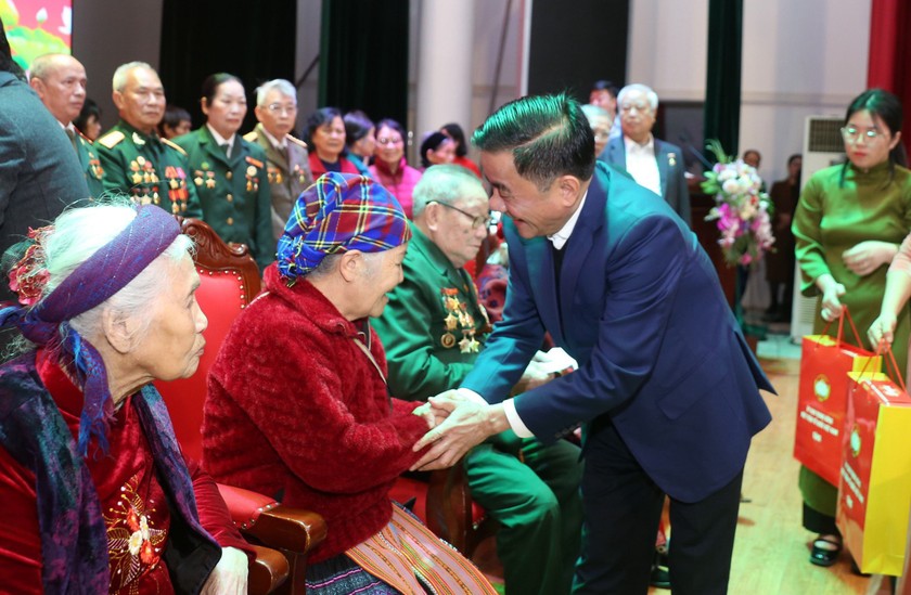 Ủy viên Bộ Chính trị, Chủ nhiệm UBKT Trung ương Trần Cẩm Tú thăm, tặng quà Tết tại Lào Cai.
