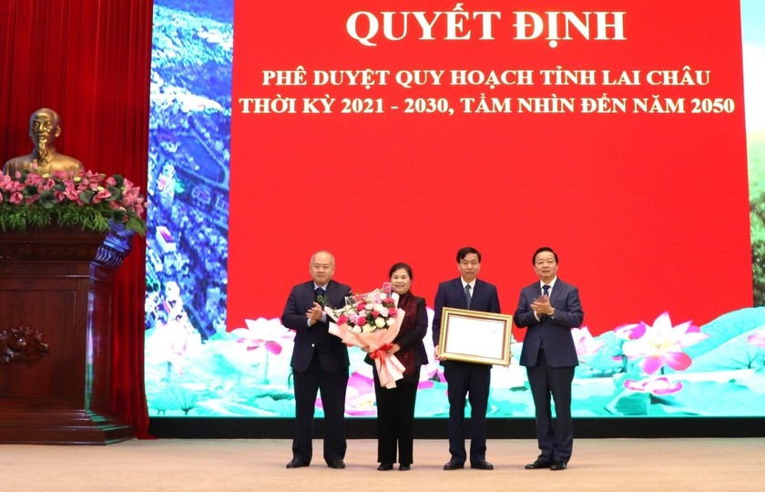 Phó Thủ tướng Chính phủ Trần Hồng Hà trao Quyết định của Thủ tướng Chính phủ về việc phê duyệt Quy hoạch tỉnh Lai Châu thời kỳ 2021 - 2030, tầm nhìn đến năm 2050 cho tỉnh Lai Châu.