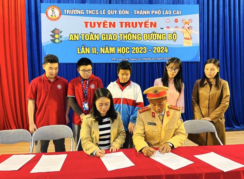 Tuyên truyền luật giao thông cho hơn 2.000 học sinh Lào Cai