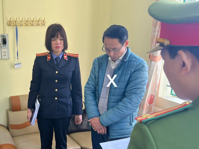 Cơ quan CSĐT Công an huyện Bảo Yên đọc lệnh bắt tạm giam Vũ Thành Công. (Ảnh: T.H)