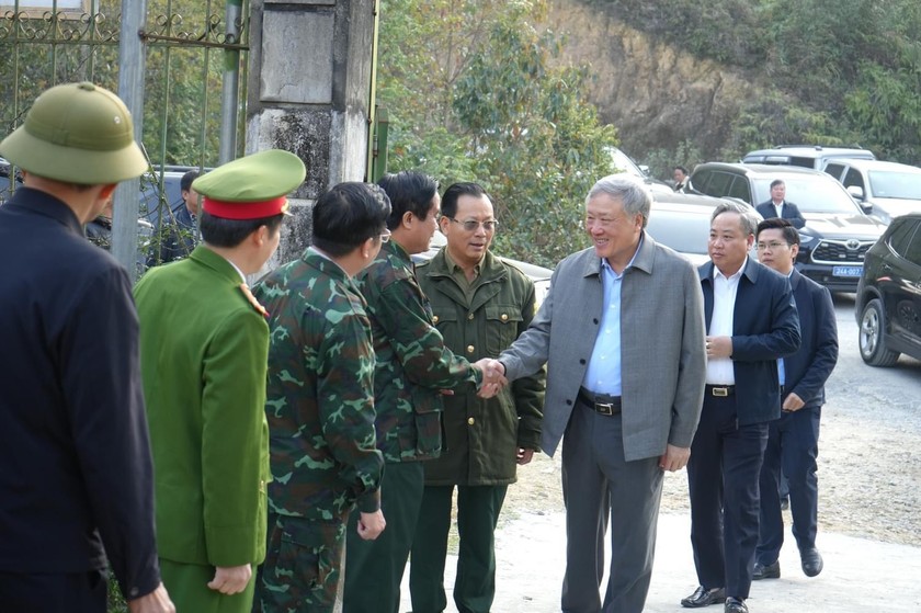 Chánh án TAND tối cao Nguyễn Hòa Bình thăm, động viên và tặng quà các lực lượng thực hiện chữa cháy rừng tại Lào Cai