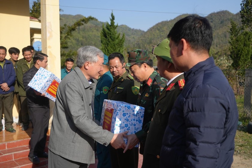 Chánh án Tand Tối Cao Nguyễn Hòa Bình Thăm động Viên Các Lực Lượng