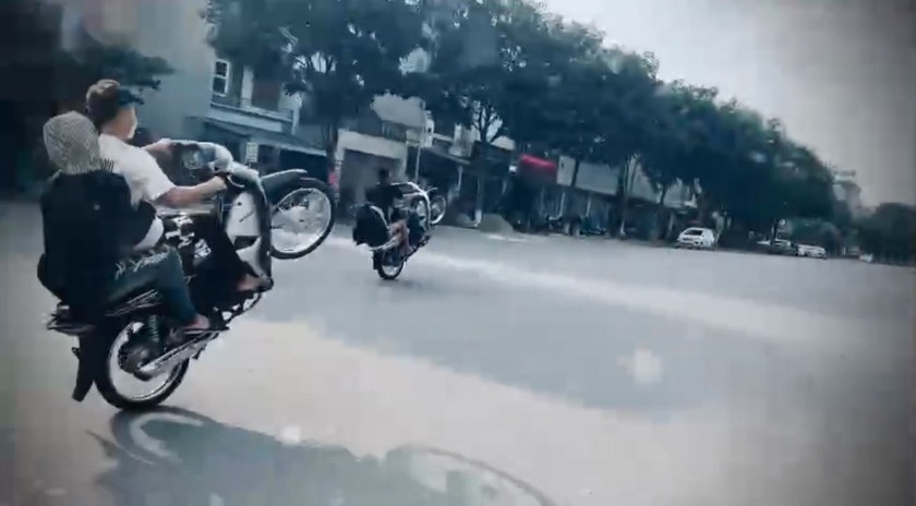 Khởi tố 3 thanh niên đi mô tô bốc đầu xe, tay cầm dao tự chế đi diễu phố 