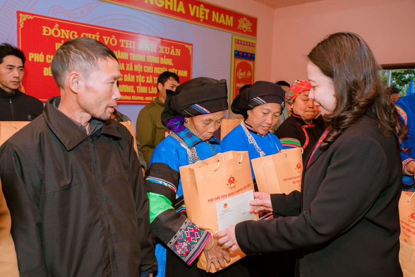 Phó Chủ tịch nước Võ Thị Ánh Xuân tặng quà người dân tại huyện Mường Khương.