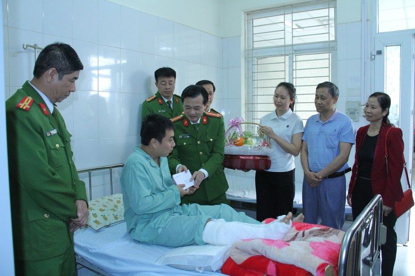 Đại tá Trần Quốc Huy, Phó giám đốc Công an tỉnh Lào Cai thăm hỏi và động viên chiến sỹ công an bị thương trong quá trình truy bắt đối tượng