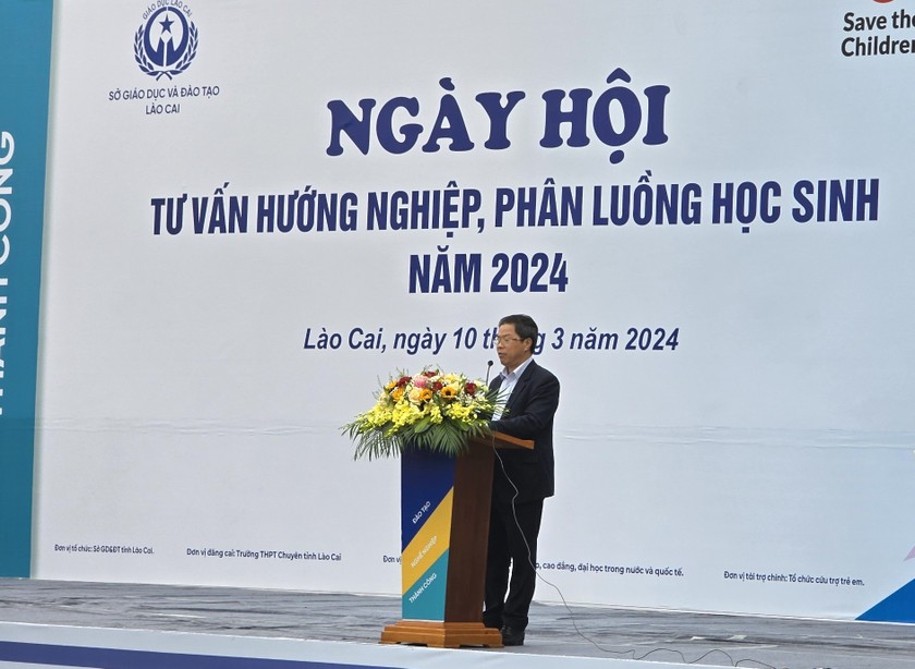 Ông Nguyễn Thế Dũng, Phó Giám đốc Sở Giáo dục và Đào tạo tỉnh Lào Cai phát biểu tại ngày hội.
