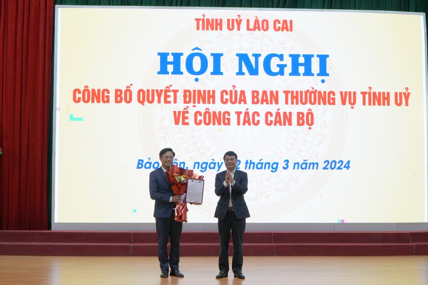 Bí thư Tỉnh ủy Lào Cai Đặng Xuân phong trao quyết định và tặng hoa cho tân Bí thư huyện ủy Bảo Yên.