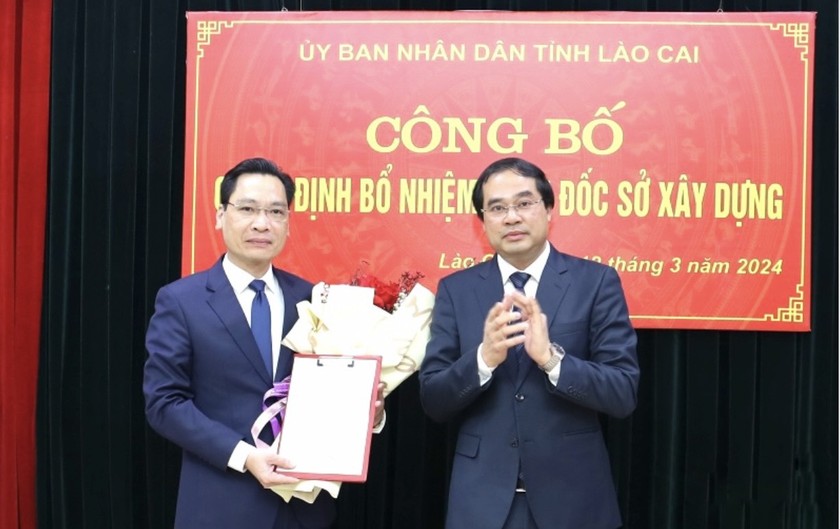 Chủ tịch UBND tỉnh Lào Cai Trịnh Xuân Trường trao Quyết định và tặng hoa cho tân Giám đốc Sở Xây dựng Phí Công Hoan.