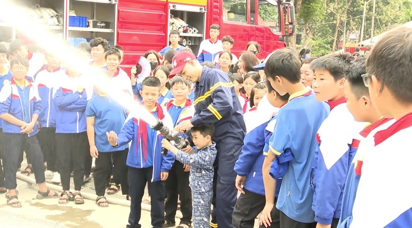 Lào Cai: Hơn hơn 1500 em học sinh được tuyên truyền, trải nghiệm, thực hành chữa cháy và cứu nạn, cứu hộ