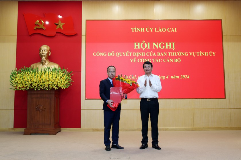 Bí thư Tỉnh ủy Lào Cai Đặng Xuân Phong trao Quyết định cho ông Phan Quốc Nghĩa.