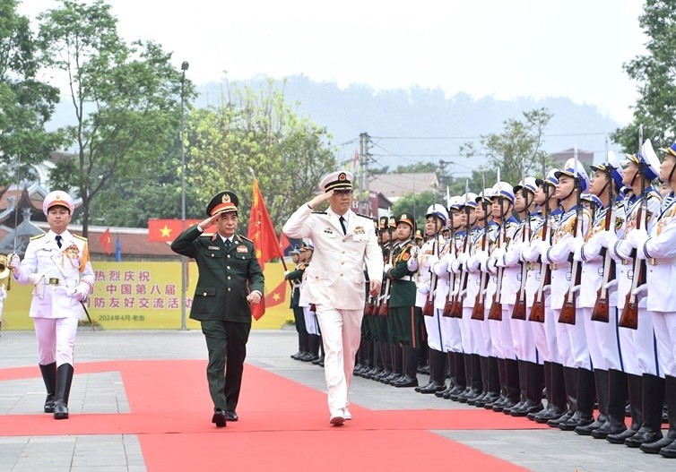 Bộ trưởng Bộ Quốc phòng Việt Nam Phan Văn Giang và Bộ trưởng Bộ Quốc phòng Trung Quốc Đổng Quân duyệt đội danh dự QĐND Việt Nam.