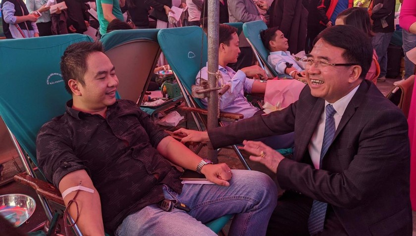Phó chủ tịch UBND TP Lê Khắc Nam động viên các cán bộ hiến máu.