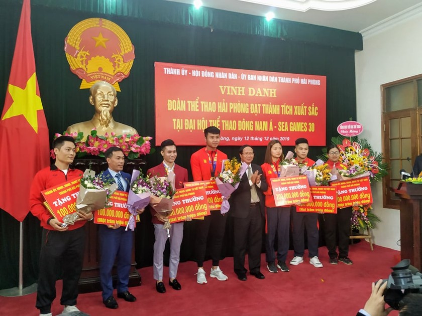 Bí thư Thành ủy Lê Văn Thành tặng thưởng cho các VĐV