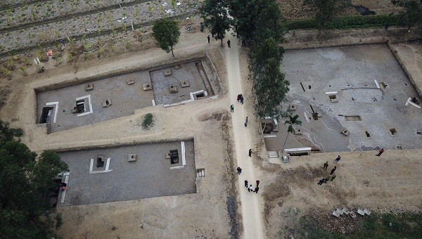 Ba hố khai quật tại cánh đồng Cao Quỳ, xã Liên Khê, huyện Thủy Nguyên nhìn từ trên cao