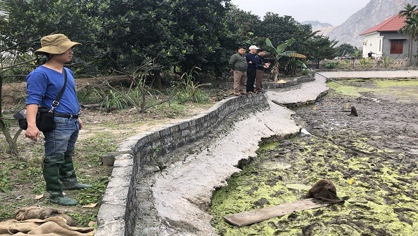 Tiến sỹ Bùi Văn Hiếu - Phó Giám đốc phụ trách Trung tâm nghiên cứu Khảo cổ học dưới nước (Viện khảo cổ học) - tiến hành khai quật.