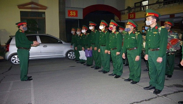 Phó Tham mưu trưởng Bộ Chỉ huy quân sự TP Hải Phòng Nguyễn Đăng Huy quán triệt nhiệm vụ cho các cán bộ thực hiện nhiệm vụ kiểm soát dịch