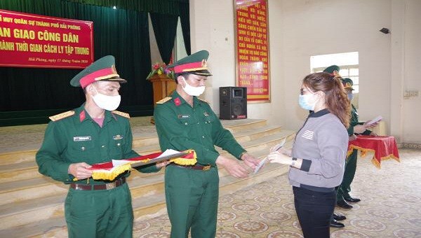 Đại diện Chỉ huy Trung đoàn 836 trao giấy chứng nhận đã hoàn thành cách ly cho các công dân

