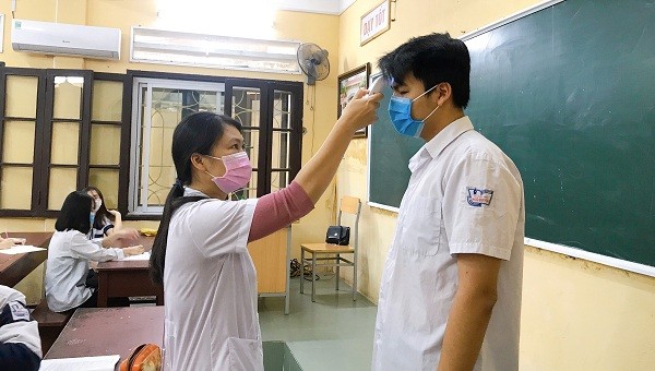 Học sinh THPT Ngô Quyền được thầy cô kiểm tra thân nhiệt tại lớp học
