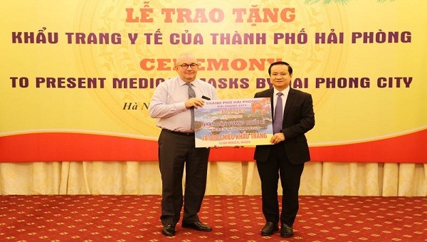 Phó chủ tịch UBND TP Hải Phòng trao tặng khẩu trang thông qua Đại sứ quán các nước